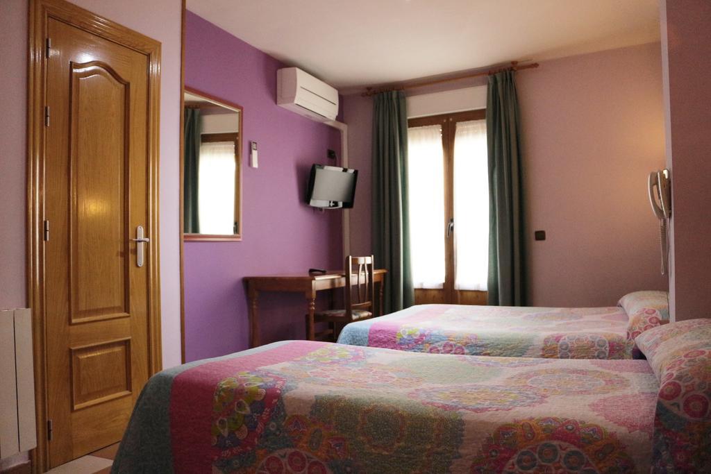 Hostal Don Jaime II Segovia Buitenkant foto