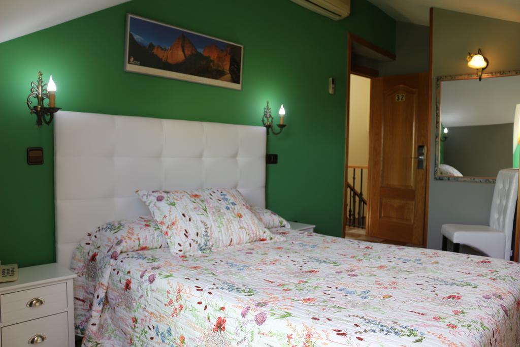 Hostal Don Jaime II Segovia Buitenkant foto