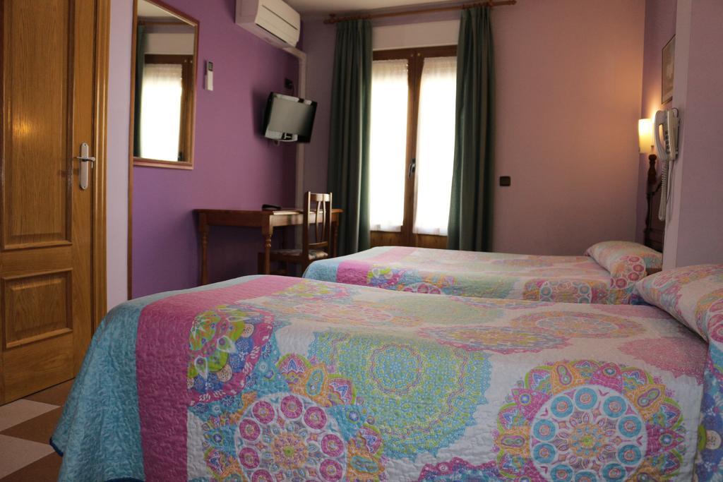 Hostal Don Jaime II Segovia Buitenkant foto