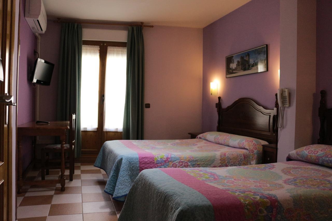 Hostal Don Jaime II Segovia Buitenkant foto