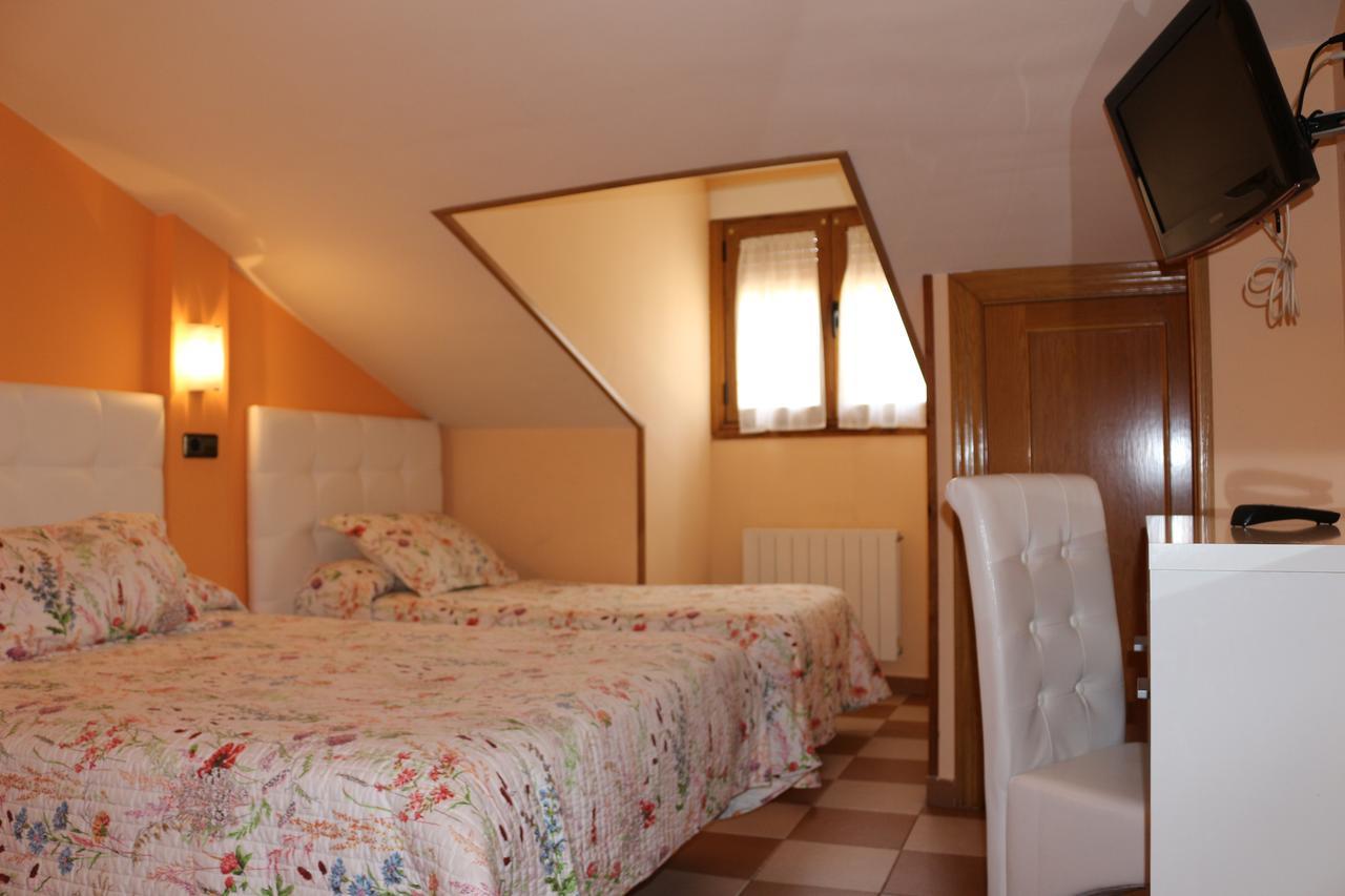 Hostal Don Jaime II Segovia Buitenkant foto