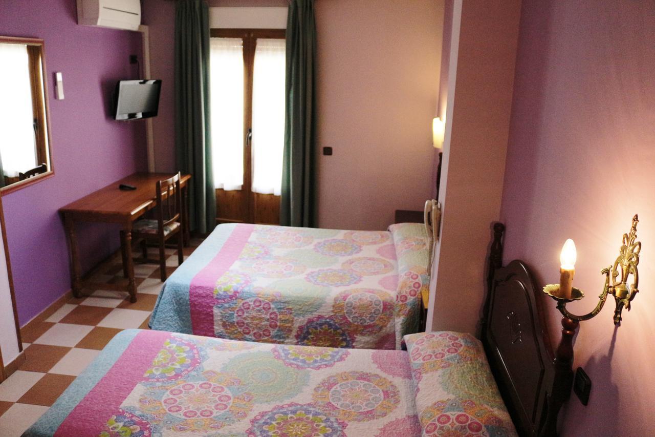 Hostal Don Jaime II Segovia Buitenkant foto